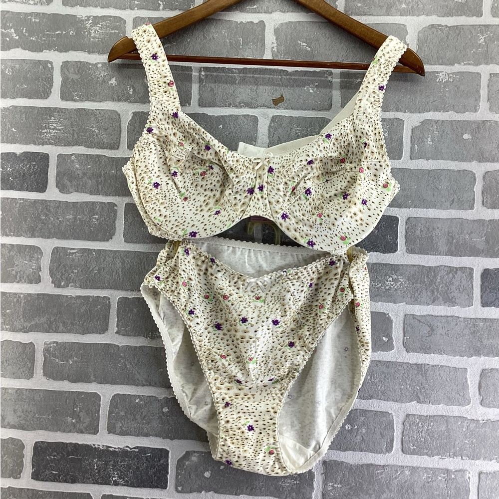 Vintage Cream floral matching bra and underwear set size 9/ 40d
